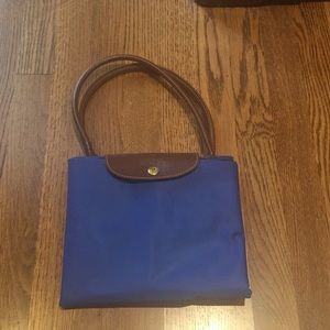 Foldable shopping tote in easy to clean material